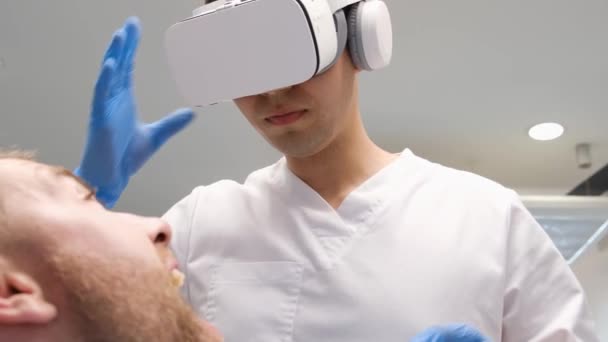 Seorang Dokter Gigi Dalam Kacamata Bekerja Dengan Klien Klinik Masa — Stok Video