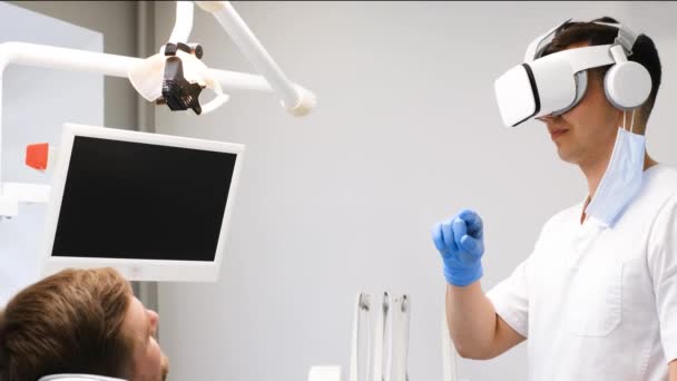 Dentista Óculos Trabalha Com Cliente Clínica Futuro Tratamento Realidade Virtual — Vídeo de Stock