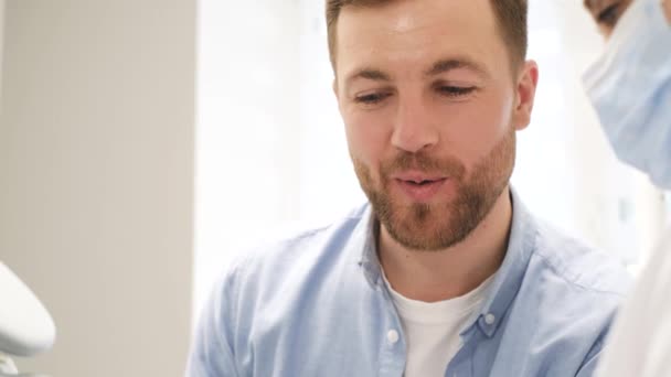 Hombre Joven Guapo Visita Dentista Prevención Tratamiento Los Dientes Dentista — Vídeos de Stock