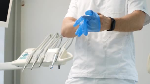 Doktor Připravuje Operaci Nosí Gumové Chirurgické Rukavice Zavřít — Stock video