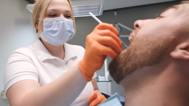 Zubařka Léčí Zuby Mladého Muže Zubařskou Ordinaci Ten Chlap Otevřel — Stock video