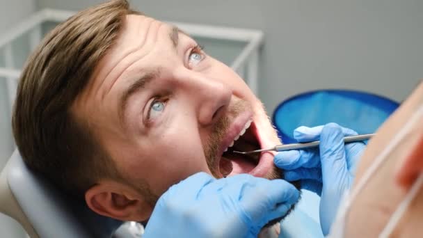 Koncepcja Nowoczesnej Stomatologii Opieki Zdrowotnej Młody Człowiek Leczy Zęby Strach — Wideo stockowe