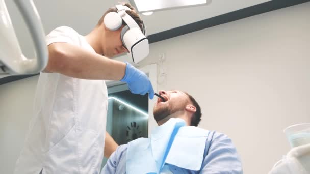 Odontoiatra Professionista Che Utilizza Nuove Tecnologie Trattamento Dentale Con Aiuto — Video Stock