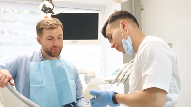 Tandarts Demonstreert Juiste Techniek Tanden Poetsen Tandheelkundige Orale Gezondheid Concept — Stockvideo