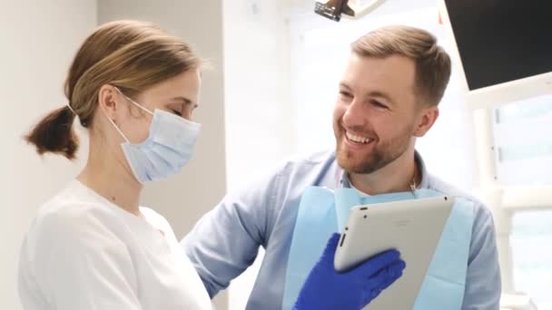 Leczenie Stomatologiczne Nowoczesnej Klinice Dentystycznej Młody Człowiek Jest Zadowolony Leczenia — Wideo stockowe