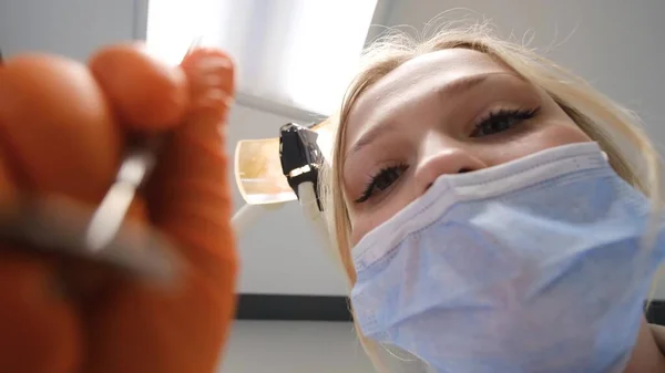 Tandläkaren Tittar Patientens Mun Hon Behandlar Tanden Med Ett Medicinskt — Stockfoto