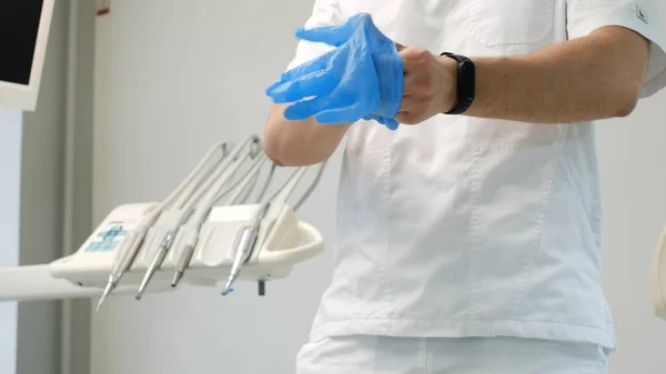 Médico Está Preparando Para Cirugía Lleva Guantes Quirúrgicos Goma Cerca — Foto de Stock