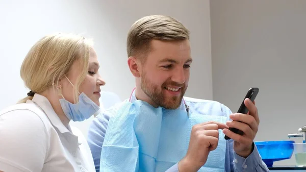 Young Man Chair Dentist Doctors Face Mask Use Tablet Advise — Stock Photo, Image