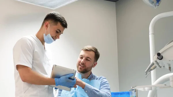 Dentista Utilizza Una Tavoletta Mostrare Immagini Paziente Dei Denti Trattamento — Foto Stock
