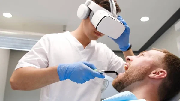 专业牙医谁使用三维虚拟现实眼镜 未来的牙医 一位医务工作者在一家牙科诊所工作 — 图库照片