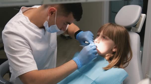 Ragazzina Carina Visita Dal Dentista Ragazzina Seduta Nello Studio Dentistico — Video Stock