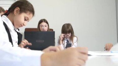 Çocuklar için finans okulu. Çocuklar iş öğrenirler, parayı ellerinde tutarlar, dolar sayarlar..