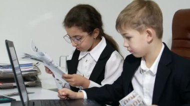 Anaokulu ve okul çocukları için finansal okuryazarlık kursu. İşletme okulundaki Avrupalı çocuklar