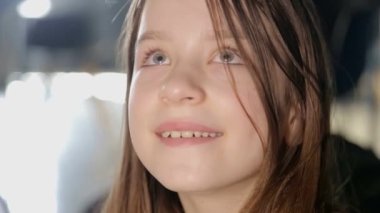 Mutlu bir çocuk oyun konsolunda oynuyor, genç bir kız oyun kumandası tutuyor. Bilgisayar monitörüne bakmak ister misin? Çocuklar bağımlılık oynar