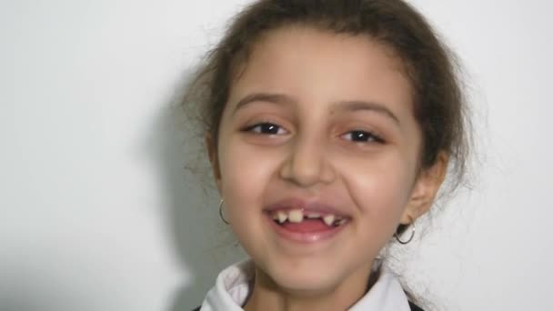 Menina Pré Escolar Sorrindo Sem Dente Leite Criança Feliz Sem — Vídeo de Stock