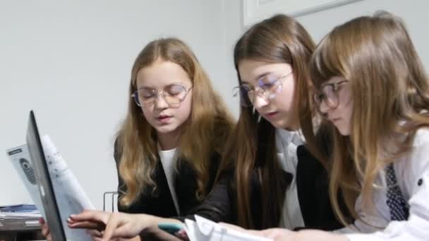 Crianças Aprendem Negócios Têm Dinheiro Nas Mãos Resolvem Dólares Escola — Vídeo de Stock