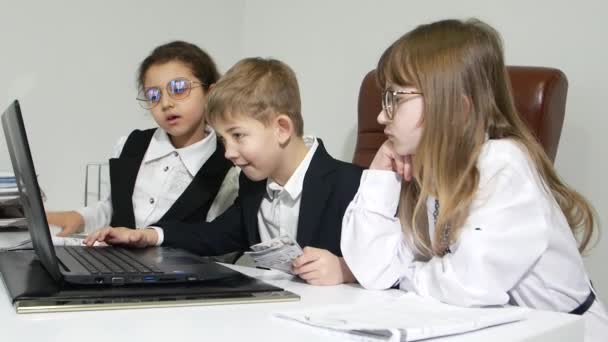 Scuola Finanziaria Bambini Bambini Imparano Gli Affari Tengono Soldi Nelle — Video Stock