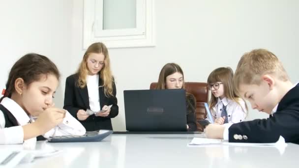 就学前と学校の子供のための金融リテラシーコース ビジネススクールのヨーロッパの子供たち — ストック動画