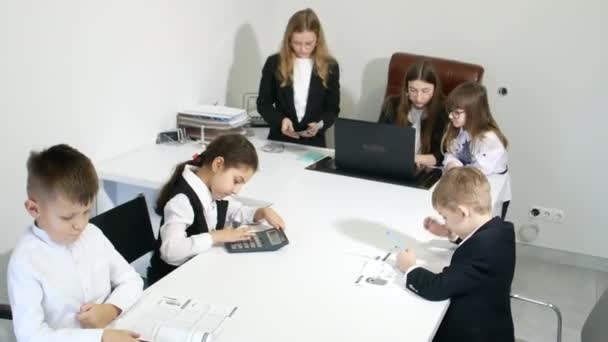 就学前と学校の子供のための金融リテラシーコース ビジネススクールのヨーロッパの子供たち — ストック動画