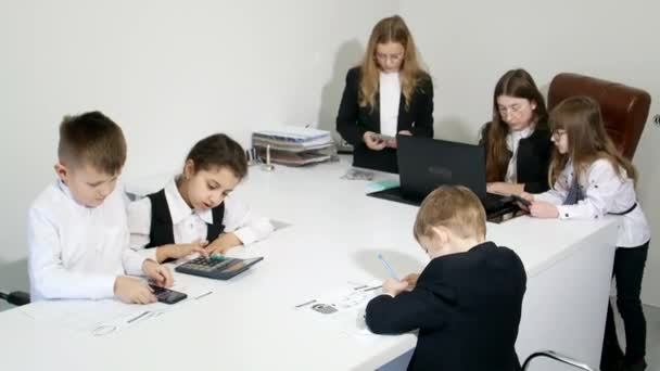 Financiële Alfabetiseringscursus Voor Kleuters Schoolkinderen Europese Kinderen Het Bedrijfsleven — Stockvideo