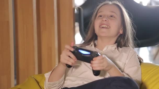Szczęśliwe Dziecko Bawi Się Konsoli Gier Nastolatka Trzyma Joysticka Gry — Wideo stockowe