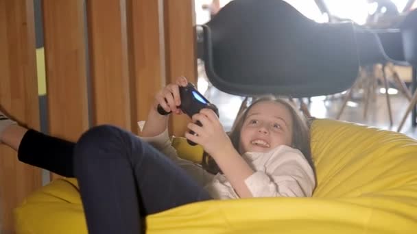 Enfant Heureux Joue Sur Une Console Jeu Une Adolescente Tient — Video