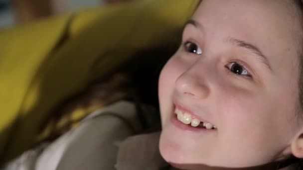 Mutlu Bir Çocuk Oyun Konsolunda Oynuyor Genç Bir Kız Oyun — Stok video