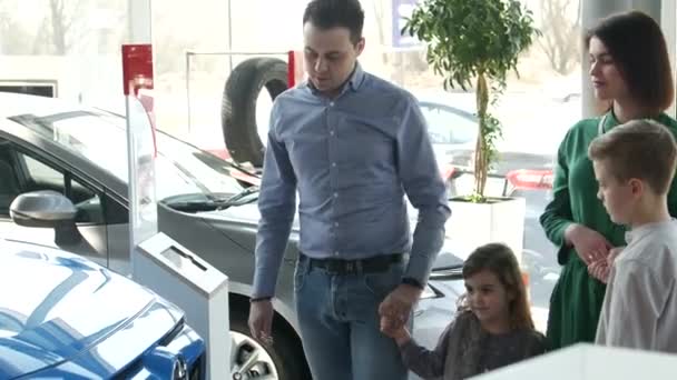 Mãe Pai Filho Comprando Carro Concessionária Uma Nova Família Automóvel — Vídeo de Stock