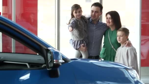お母さん お父さん 子供がディーラーで車を買う 新しい家族の自動車 Vid — ストック動画