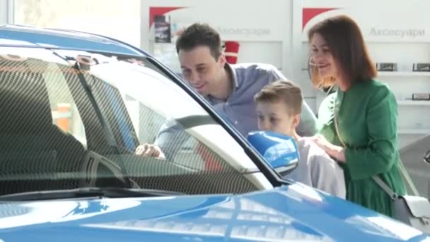 Matka Ojciec Dziecko Kupują Samochód Salonie Nowy Rodzinny Samochód Vid — Wideo stockowe