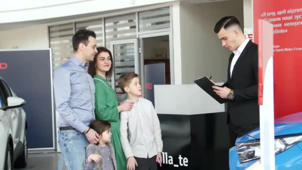父亲和孩子们在汽车经销店里买汽车 一辆新的家庭汽车 — 图库视频影像
