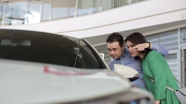 Mutlu Aile Yeni Araba Alıyor Araba Satıcısı Babasıyla Tokalaşıyor Yeni — Stok video