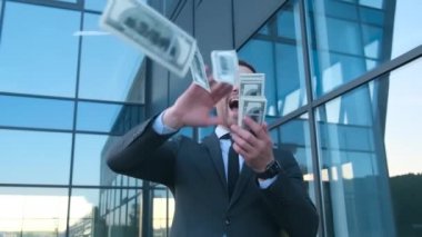 Genç işadamı bahis kazandıktan sonra online kumarhane için para harcıyor. Ofis çalışanı çılgın bir işadamı gibi para saçtığı için özel bir ikramiye aldı..