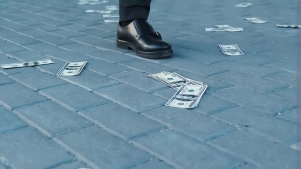 Primer Plano Los Pies Los Empresarios Convirtiéndose Zapatos Billetes 100 — Vídeos de Stock