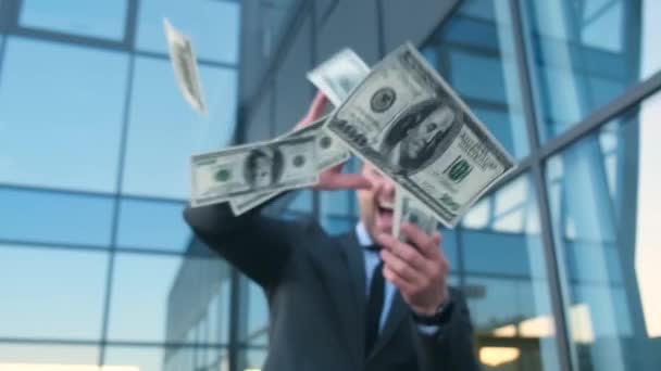 Мужчина Бизнесмен Разбрасывающий Много Долларов Удовлетворенный Молодой Бизнесмен Рядом Офисным — стоковое видео