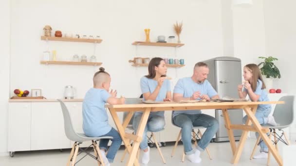 Junge Familien Essen Köstlich Italienische Pizza Sitzen Der Küche Tisch — Stockvideo