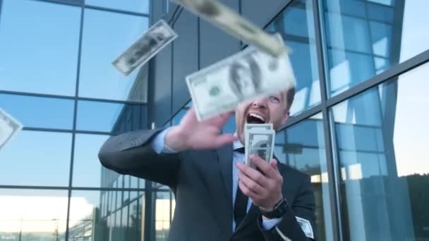 Homme Affaires Prospère Costume Jetant Des Dollars Argent Caméra Debout — Video