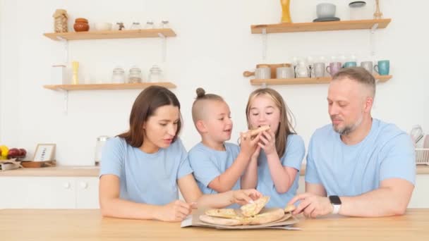 Семья Ест Вкусную Пиццу Вместе Кухне Быстрая Доставка Пиццы Ужин — стоковое видео