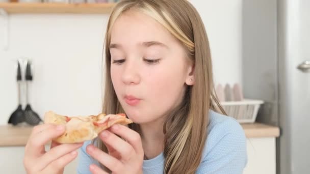 Молодая Семья Вкусно Ест Итальянскую Пиццу Сидя Столом Кухне Общаются — стоковое видео