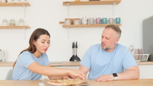 Mam Pap Dochter Eten Pizza Thuis Zitten Aan Een Tafel — Stockvideo