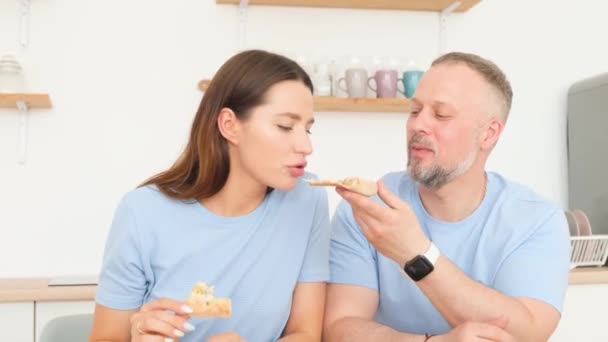 Familia Feliz Comiendo Deliciosa Pizza Sentada Cocina Mesa Padres Hijos — Vídeos de Stock