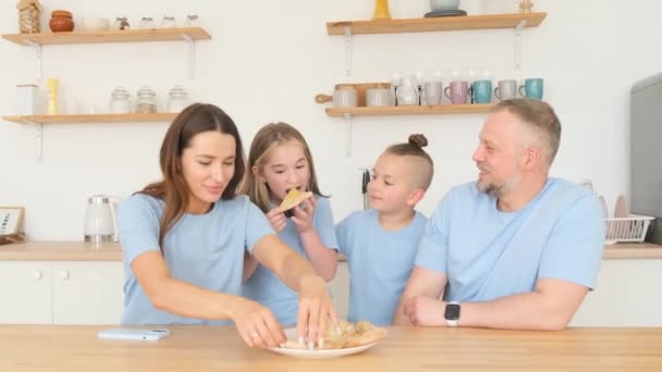 Jonge Familie Heerlijk Eten Italiaanse Pizza Zitten Keuken Aan Tafel — Stockvideo