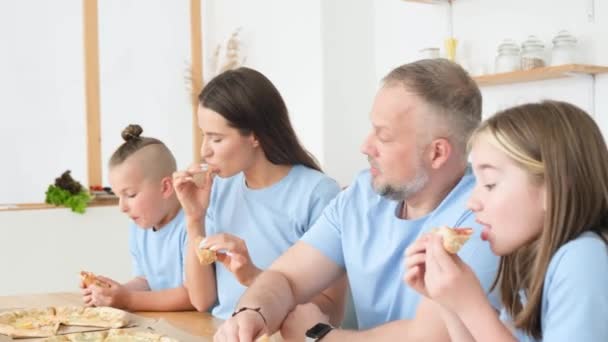 Die Familie Isst Gemeinsam Der Küche Leckere Pizza Schnelle Lieferung — Stockvideo