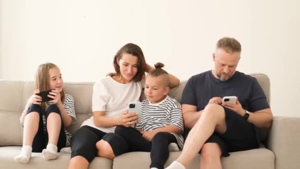 Afhængighed Smartphone Lykkelig Familie Kigger Smartphone Sidder Sofaen Smiler Front – Stock-video