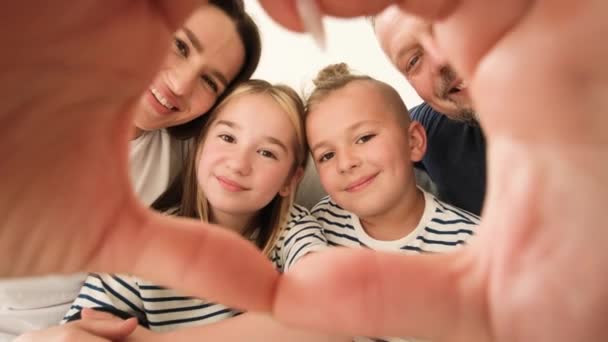 Nahaufnahme Porträt Einer Glücklichen Jungen Familie Die Mit Den Fingern — Stockvideo