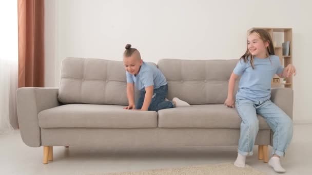 Twee Kinderen Spelen Bank Hebben Plezier Het Springen Woonkamer Gelukkige — Stockvideo