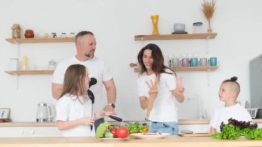 Aile sağlıklı bir akşam yemeği hazırlar ve mutfakta birlikte eğlenir. Anne, baba, küçük oğlan ve kız evde müzik dinlerken dans ediyorlar.