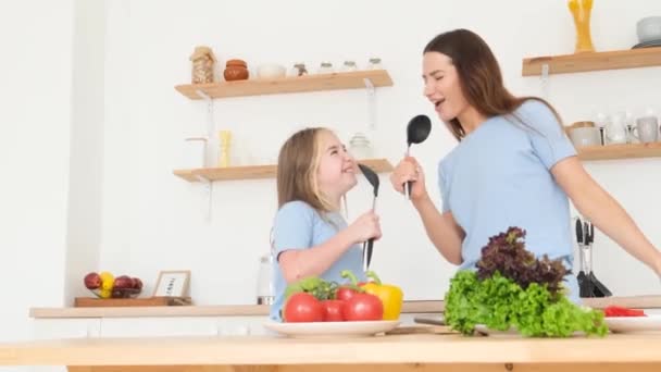 Verrücktes Wochenende Für Mütter Und Töchter Junge Mutter Mit Fröhlicher — Stockvideo