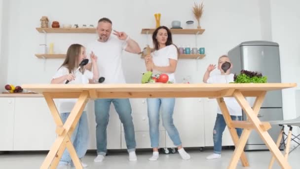 Artystyczna Rodzina Tańczy Śpiewa Piosenkę Kuchni Szczęśliwa Rodzina Trzymają Łyżki — Wideo stockowe