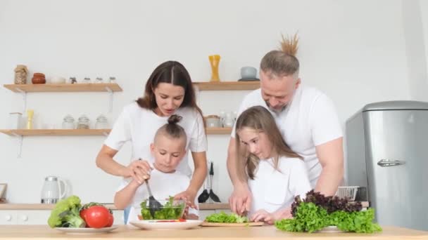 Υγιεινή Διατροφή Χαρούμενη Οικογενειακή Μαμά Μπαμπάς Και Παιδιά Ετοιμάζουν Σαλάτα — Αρχείο Βίντεο
